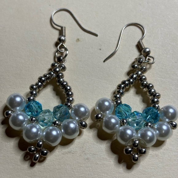 Hand Crafted White pearl & blue crystal bracelet and earrings set - Picture 3 of 6